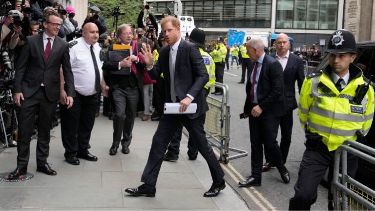 Ο πρίγκιπας Χάρι για δεύτερη ημέρα στο δικαστήριο για να καταθέσει για την υπόθεση υποκλοπών