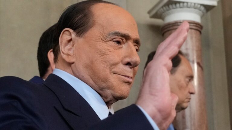 Αποτίουν φόρο τιμής στον Μπερλουσκόνι – Η κηδεία θα τελεσθεί πιθανόν στον καθεδρικό ναό του Μιλάνο