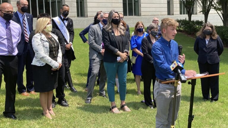 ΗΠΑ: Ακυρώθηκε νομοθεσία του Άρκανσο που απαγορεύει θεραπείες φυλομετάβασης σε ανήλικους