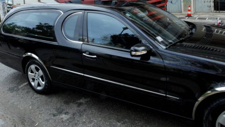 Έγινε και αυτό! Μακάβριο λάθος σε κηδεία: Θρηνούσαν τη μητέρα τους και μόλις άνοιξαν το φέρετρο είδαν άλλη γυναίκα!