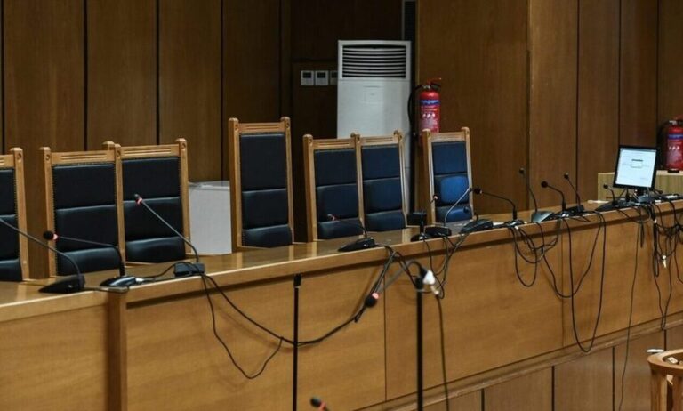 Ισόβια κάθειρξη σε δύο Πακιστανούς για τον βιασμό 18χρονη Βρετανίδα σε παραλία