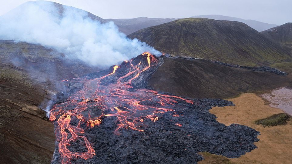 Ηφαίστειο στην Ισλανδία: Το «Plan B» των αρχών – Θα ψεκάσουν με νερό τη λάβα σε περίπτωση έκρηξης