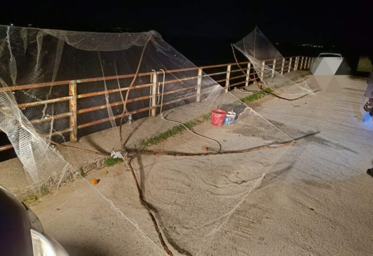 Διπλό χτύπημα στην παράνομη αλιεία στον Αμβρακικό κόλπο – Συνελήφθησαν δύο αλλοδαποί που αλιεύαν με παράνομες αυτοσχέδιες ιχθυοπαγιδες.