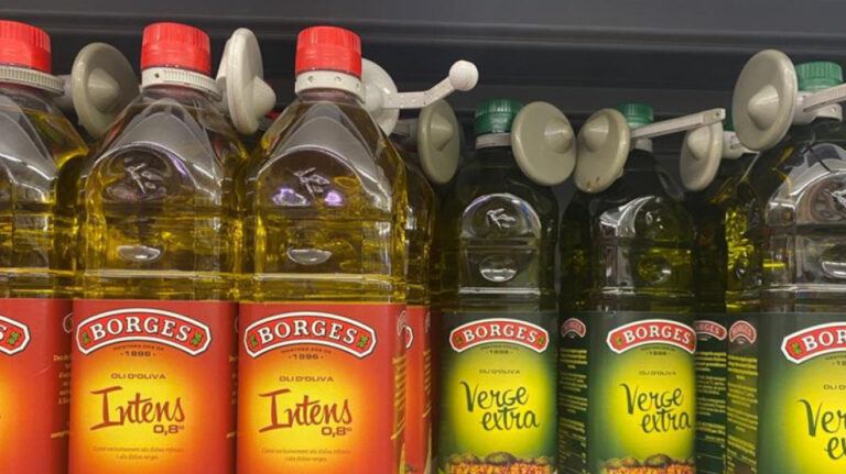 Ισπανία: Τα σούπερ μάρκετ κλειδώνουν τα μπουκάλια με το ελαιόλαδο – Αυξάνεται η τιμή του και παράλληλα οι κλοπές.