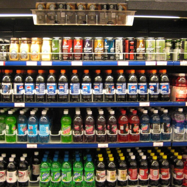 Το ασανσέρ του ΦΠΑ φέρνει νέες αυξήσεις στην εστίαση – Έρχονται ανατιμήσεις σε αναψυκτικά, χυμούς, μπύρες χωρίς αλκοόλ και ανθρακούχο νερό