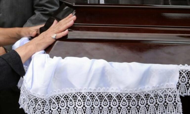 Ασύλληπτο μπέρδεμα σε κηδεία: Άνοιξαν το φέρετρο και είδαν λάθος άνθρωπο – Σε κατάσταση σοκ βρέθηκαν οι συγγενείς και φίλοι