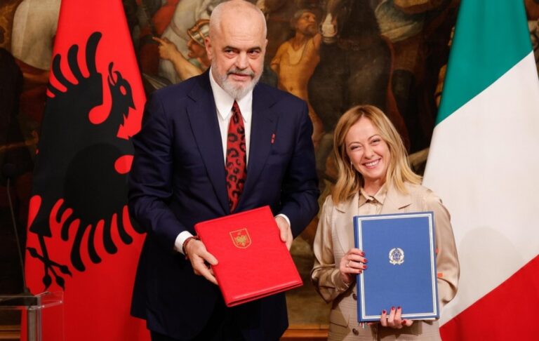 Το Συνταγματικό Δικαστήριο της Αλβανίας «πάγωσε» τη συμφωνία Μελόνι – Ράμα για το μεταναστευτικό