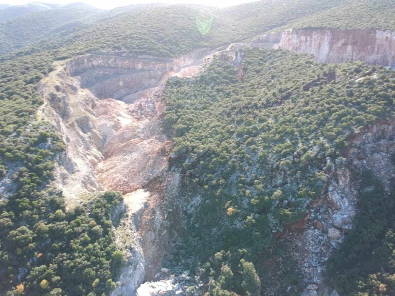 Θεσπρωτία: Ανυπολόγιστη καταστροφή υπέστη λατομείο στον Παραπόταμο – Τμήμα του βουνού καταπλάκωσε μηχανήματα και εγκαταστάσεις
