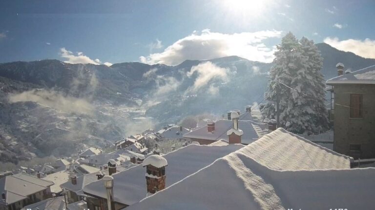 Στα λευκά «ντύθηκαν»  οι περιοχές της Κόνιτσας, του Ζαγορίου και του Μετσόβου.