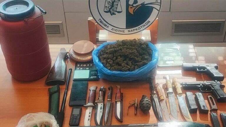 40χρονος έκρυβε στο κοτέτσι χασίς, πιστόλια και χειροβομβίδα