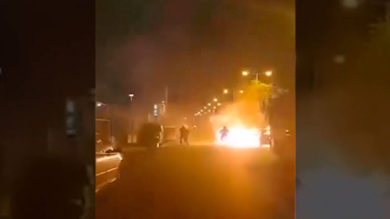 Σε κώμα στη ΜΕΘ ο 31χρονος αστυνομικός που χτυπήθηκε από ναυτική φωτοβολίδα από χούλιγκαν στου Ρέντη