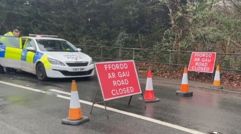 Ουαλία: Τρεις νεαροί νεκροί και δύο σοβαρά τραυματίες μετά τη σύγκρουση ΙΧ με λεωφορείο