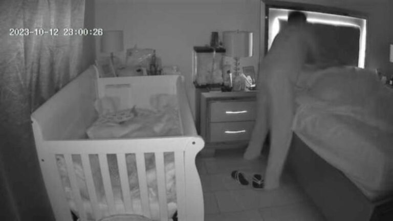 Φρίκη: 13χρονος μαχαίρωσε τη μητέρα του στο κρεβάτι της και μετά έβγαζε selfie – Ο μητροκτόνος πόζαρε με το αίμα της μητέρας του στα χέρια του