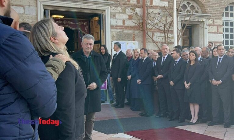 Βαριά οδύνη και θλίψη στην κηδεία του 31χρονου αστυνομικού ο οποίος δολοφονήθηκε από ναυτική φωτοβολίδα στα επεισόδια του Ρέντη