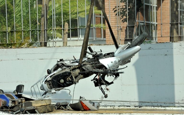 Σκοτώθηκε 77χρονος οδηγός δικύκλου σε τροχαίο – Το μηχανάκι καρφώθηκε στις μπάρες