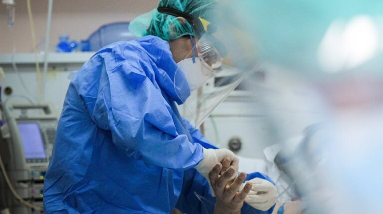 Ήπειρος: Συνεχίζεται η έξαρση ιώσεων και covid – Τα νοσοκομεία ασφυκτιούν και οι γιατροί διαμαρτύρονται για ελλείψεις προσωπικού.