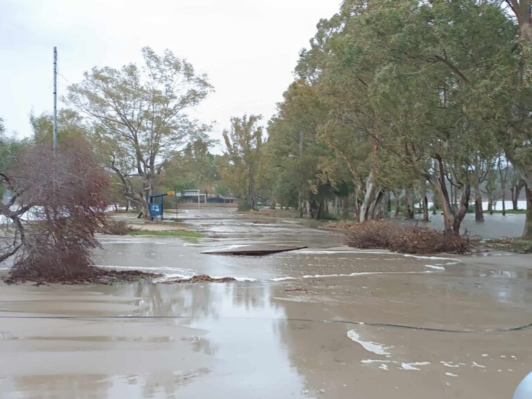 Ηγουμενίτσα: Θάλασσα και λιμνοθάλασσα ενώθηκαν στην χερσόνησο του Δρεπάνου, σκεπάζοντας  την παραλία.