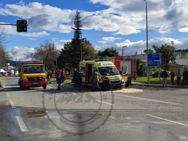 Άρτα: Ασθενοφόρο εξετράπη της πορείας και τράκαρε ενώ μετέφερε ασθενή