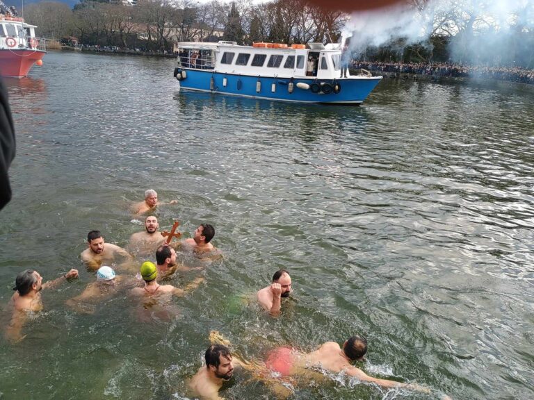 Mε ιδιαίτερη λαμπρότητα και κατάνυξη τελέστηκε ο Αγιασμός των Υδάτων στη λίμνη των Ιωαννίνων.