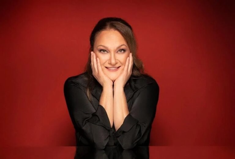 Ρένια Λουιζίδου: Στην τηλεόραση στα 40 είσαι η πρωταγωνίστρια και στα 45 η μαμά της πρωταγωνίστριας