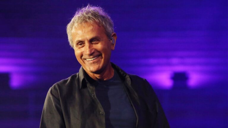 Γιώργος Νταλάρας: «Πρέπει να καταλάβουμε ότι κάποιες δουλειές είναι ντροπή!»