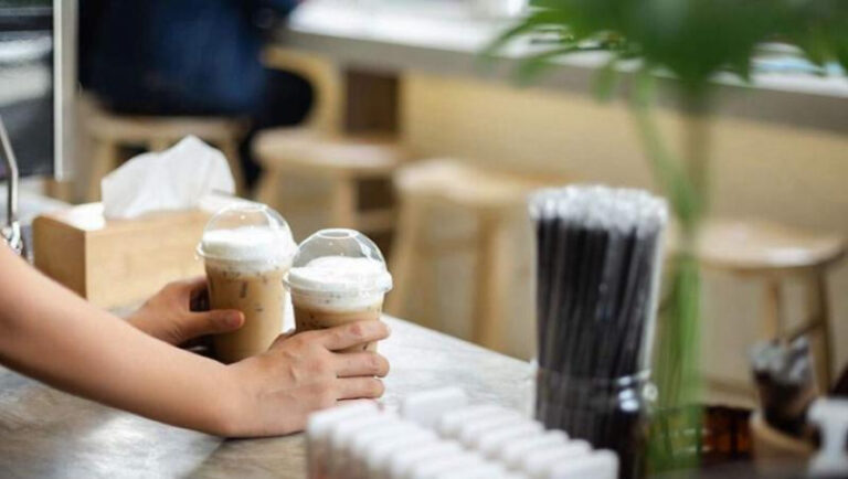 Άρχισαν και πάλι στα… περίεργα με τους μειωμένους συντελεστείς ΦΠΑ στα ροφήματα – Άλλη η τιμή στο τραπέζι και άλλη στο «πακέτο»