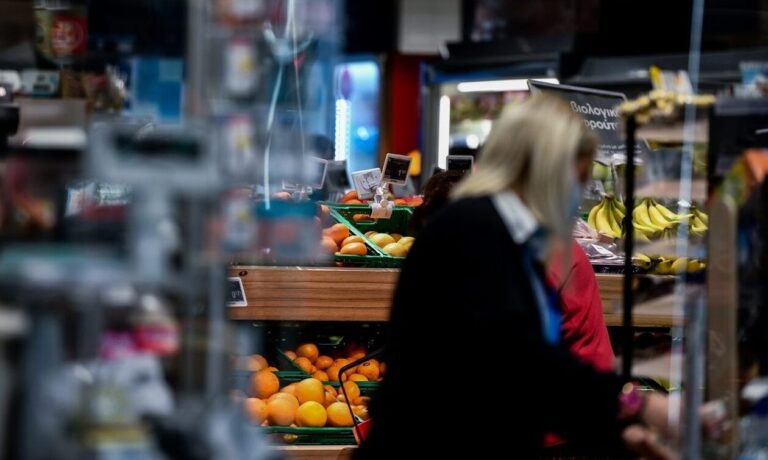 Γιατί θα συνεχιστεί η ακρίβεια σε ελαιόλαδο, φρούτα και λαχανικά – Τι αποκαλύπτουν οι τιμές παραγωγού