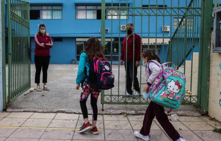 Ανησυχία για το κοκτέιλ ιώσεων – Ο συγχρωτισμός, στους παιδικούς σταθμούς και τα σχολεία, έχει σαν αποτέλεσμα, οι ιώσεις να μεταδίδονται πολύ πιο εύκολα