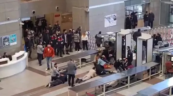 Επίθεση στο Δικαστικό Μέγαρο Κωνσταντινούπολης: Οι δύο δράστες έπεσαν νεκροί – Τραυματίστηκαν έξι άτομα, ανάμεσά τους τρεις αστυνομικοί