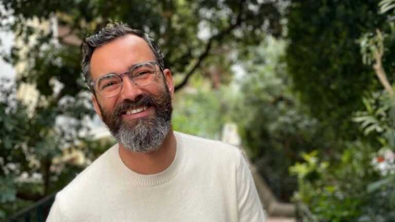 Άγγελος Μπράτης: «Δυσκολεύομαι στο φλερτ.. Δεν θέλω ο σύντροφός μου να έχει ξυρισμένες γάμπες μου αρέσουν οι τρίχες»