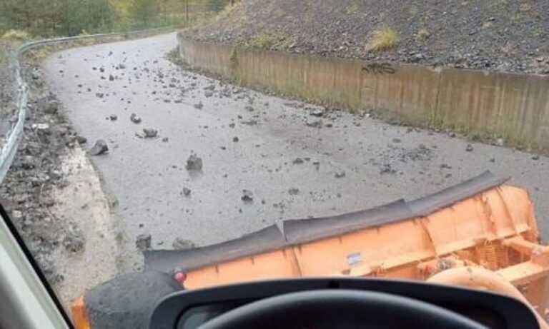 Μικροπροβλήματα στο επαρχιακό δίκτυο προκάλεσε η ισχυρή καταιγίδα που πλήττει την Ήπειρο.
