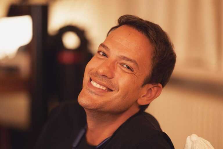 Μίνως Θεοχάρης: «Ήμουν ανέκαθεν ψώνιο. Ήταν ένας αμυντικός μηχανισμός για να αντιμετωπίσω…»