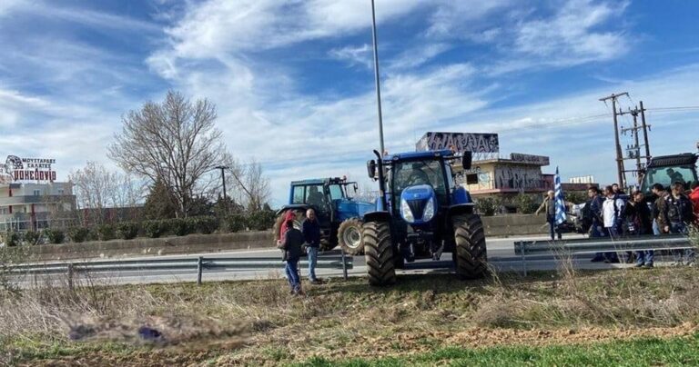 Η αστυνομία έστησε μπλόκα για να εμποδίσει τους αγρότες – Πέρασαν με τα τρακτέρ μέσα από χωράφια
