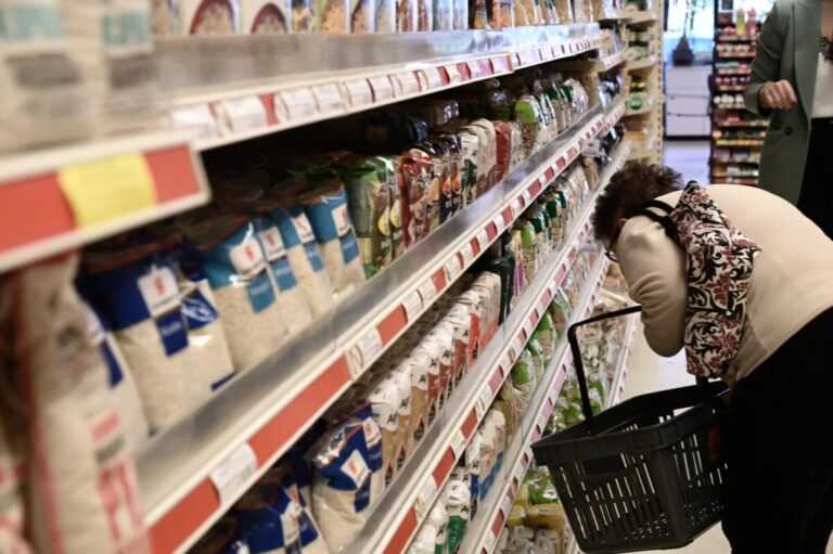 Πώς η ακρίβεια αλλάζει το καλάθι του νοικοκυριού – Πώς έχουν προσαρμόσει την καταναλωτική και αποταμιευτική τους συμπεριφορά