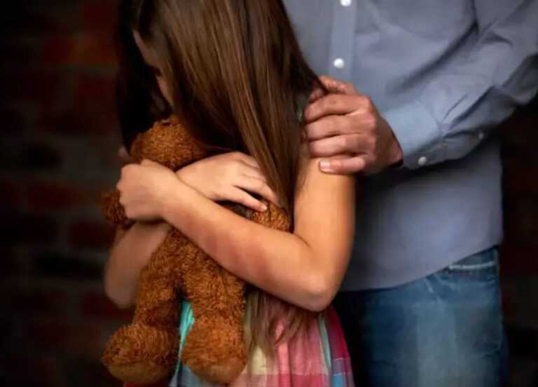 Σοκ προκαλεί η νέα υπόθεση παιδικής κακοποίησης – Γνωστός γιατρός ασέλγησε στην 4χρονη κόρη του