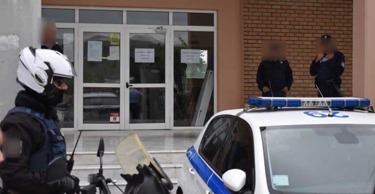 Εκτός Ελέγχου Ιερέας στην Άρτα – Επιτέθηκε στην Πρώην Σύζυγό του και στους Αστυνομικούς στα δικαστήρια