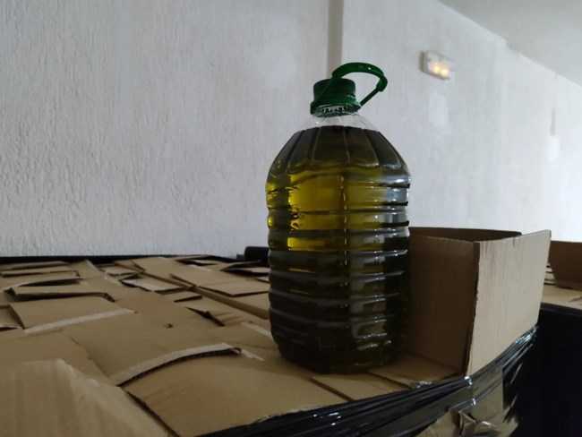 Της πούλησαν ηλιέλαιο με χρωστικές ουσίες για ελαιόλαδο – Συνελήφθησαν ζευγάρι απατεώνων