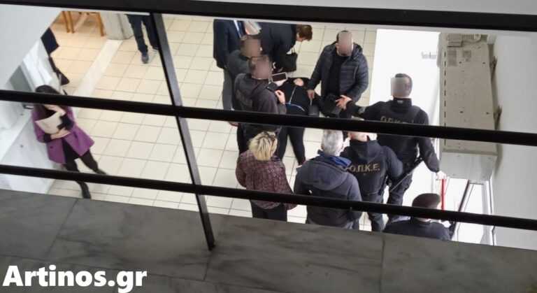 Φωτογραφία Σοκ στα δικαστήρια της Άρτας: Η στιγμή που η παπαδιά βρίσκεται στο πάτωμα, μετά τον ξυλοδαρμό, από τον εν διαστάσει σύζυγό της Ιερέα