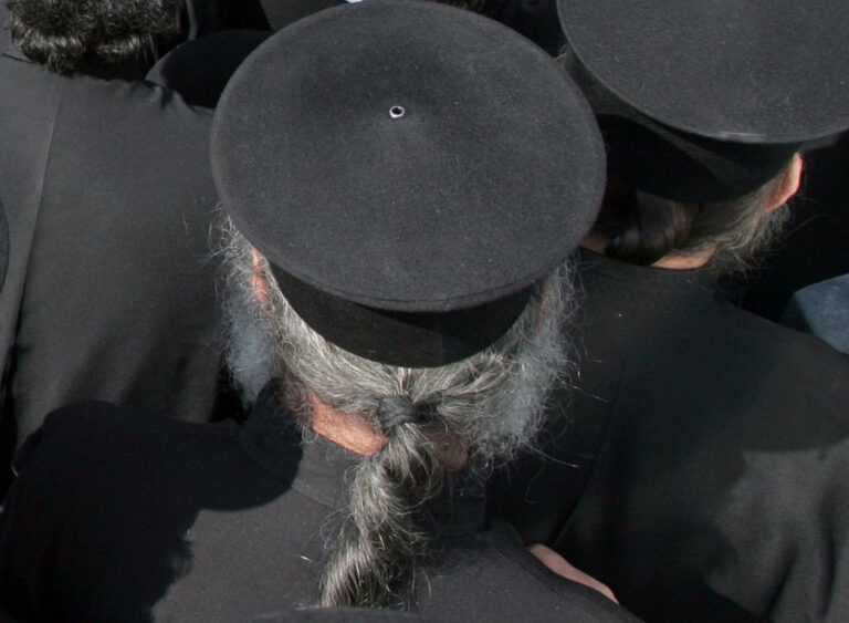 «Ιερή» κομπίνα από παππάδες με λεία 1,3 εκατ. ευρώ – Απάτη με Θύματα Πιστούς