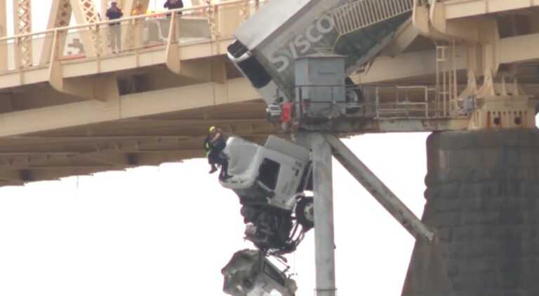 ΗΠΑ: Σκηνές από ταινία δράσης στο Κεντάκι – Φορτηγό κρεμόταν από γέφυρα