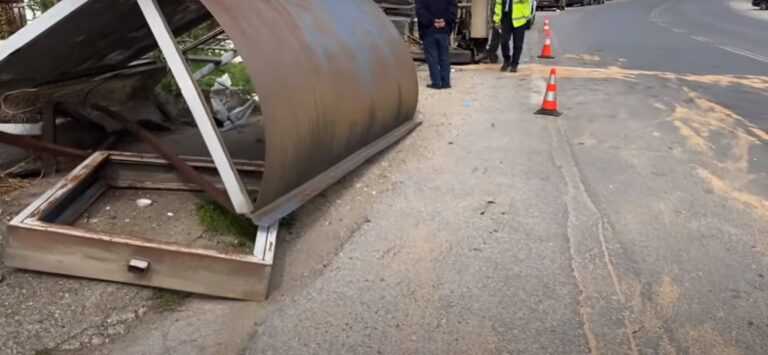 Διπλή τραγωδία: ΙΧ έπεσε σε στάση λεωφορείου – Παρέσυρε και σκότωσε μια γυναικά 65 ετών και μια 20χρονη κοπέλα.