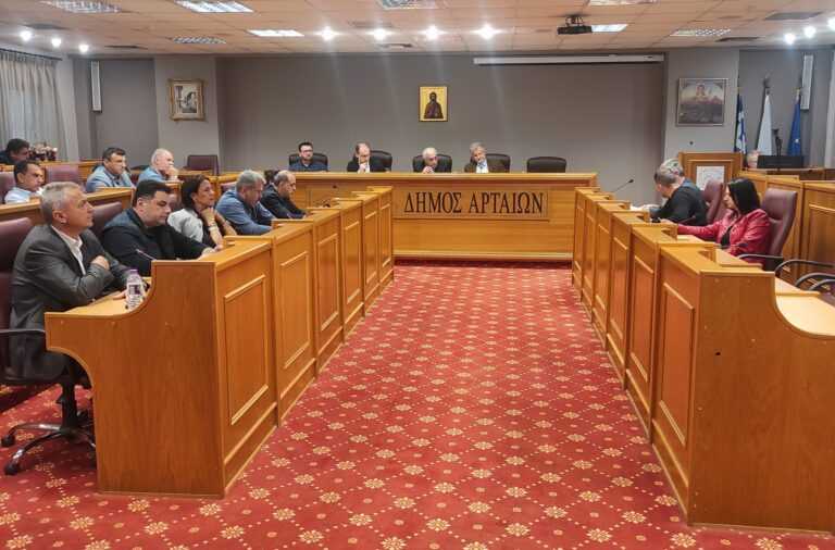 Ομόφωνο «Όχι» του Δημοτικού Συμβουλίου Δήμου Αρταίων για την εγκατάσταση πλωτού φωτοβολταϊκού στη λίμνη Πουρναρίου