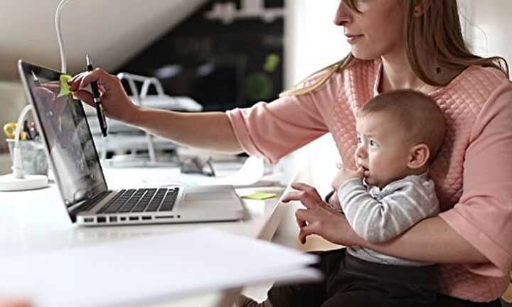 Ειδική παροχή για μητέρες: Άνοιξε η πλατφόρμα για 830 ευρώ σε αυτοαπασχολούμενες και αγρότισσες