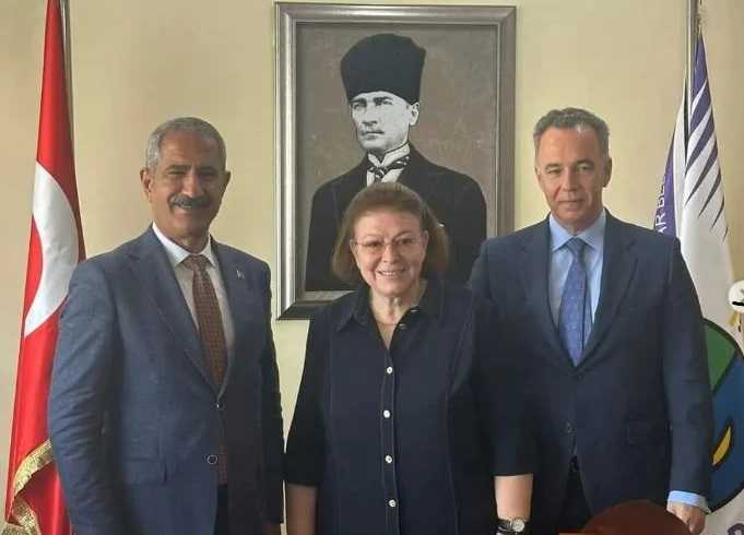 Η Προκλητική πόζα της Λίνας Μενδώνη μπροστά στο πορτρέτο του σφαγέα των Ελλήνων, Κεμάλ Ατατούρκ στην Κωνσταντινούπολη προκάλεσε οργή και αντιδράσεις.