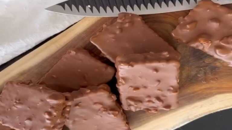 Πεντανόστιμο γλυκό ψυγείου με μπισκότα και 3 υλικά