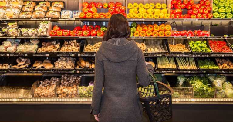 Ακρίβεια: Πώς και γιατί πληρώνουν χρυσάφι οι καταναλωτές τη διαδρομή φρούτων και λαχανικών από το χωράφι στο ράφι