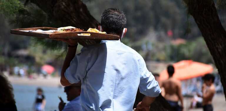 Η τουριστική σεζόν ξεκίνησε και οι επιχειρήσεις του κλάδου ψάχνουν εργαζόμενους με τα… κιάλια – Σε 80.000 ανέρχονται οι κενές θέσεις εργασίας