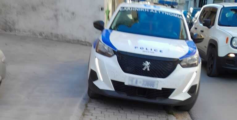 Άρτα: Περιπολικό σταθμευμένο παράνομα σε πεζοδρόμιο: Η νέα τάση στην αστυνομία;