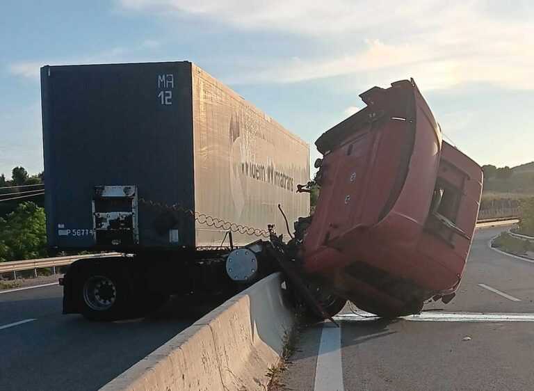 Απίστευτο τροχαίο με νταλίκα στο οδικό άξονα Άκτιο – Αμφιλοχία – Φορτηγό όχημα κατέληξε με αναποδογυρισμένη καμπίνα