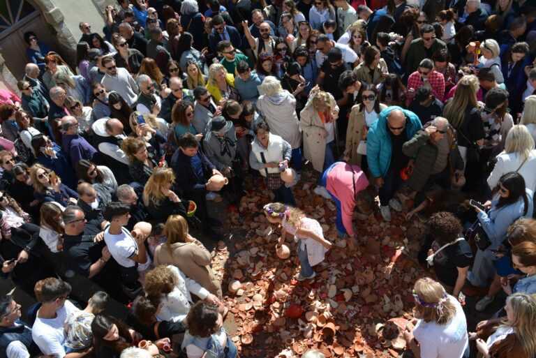 Με το πρώτο χαρμόσυνο χτύπημα της καμπάνας του Αγίου Χαραλάμπους εκατοντάδες μπότια έσπασαν στο ιστορικό κέντρο της Πρέβεζας